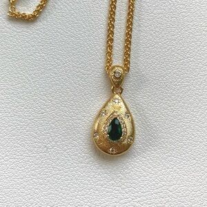 Elegant Gold Pendant Necklace with Green Gemstone